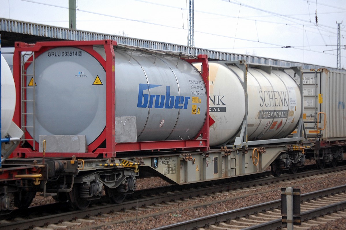 Containertragwagen der DB mit der Nr. 31 RIV 80 D-DB 4552 048-9 Sgnss 735 (AAE S16) am 21.11.13 Bhf. Flughafen Berlin-Sch�nefeld.