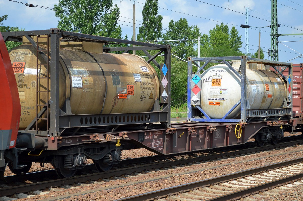 Containertragwagen der DB mit der Nr. 31 TEN RIV 80 D-DB 4558 777-7 Sgns 696 am 16.07.15 Bhf. Flughafen Berlin-Schönefeld. 