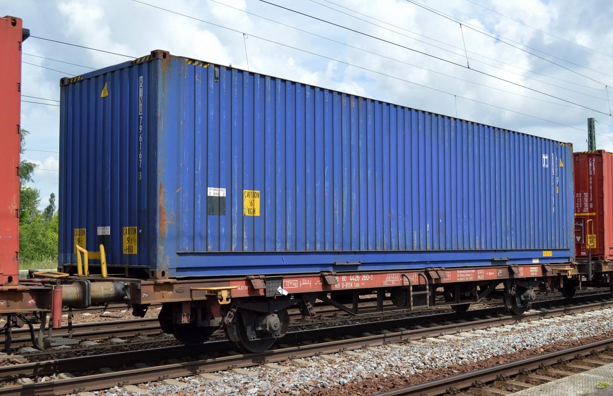 Containertragwagen der DB Tochterges. DB Intermodal Services GmbH mit der Nr. 25 RIV 80 D-BTSK 4426 260-2 Lgs 580 am 26.06.14 Bhf. Flughafen Berlin-Sch�nefeld.