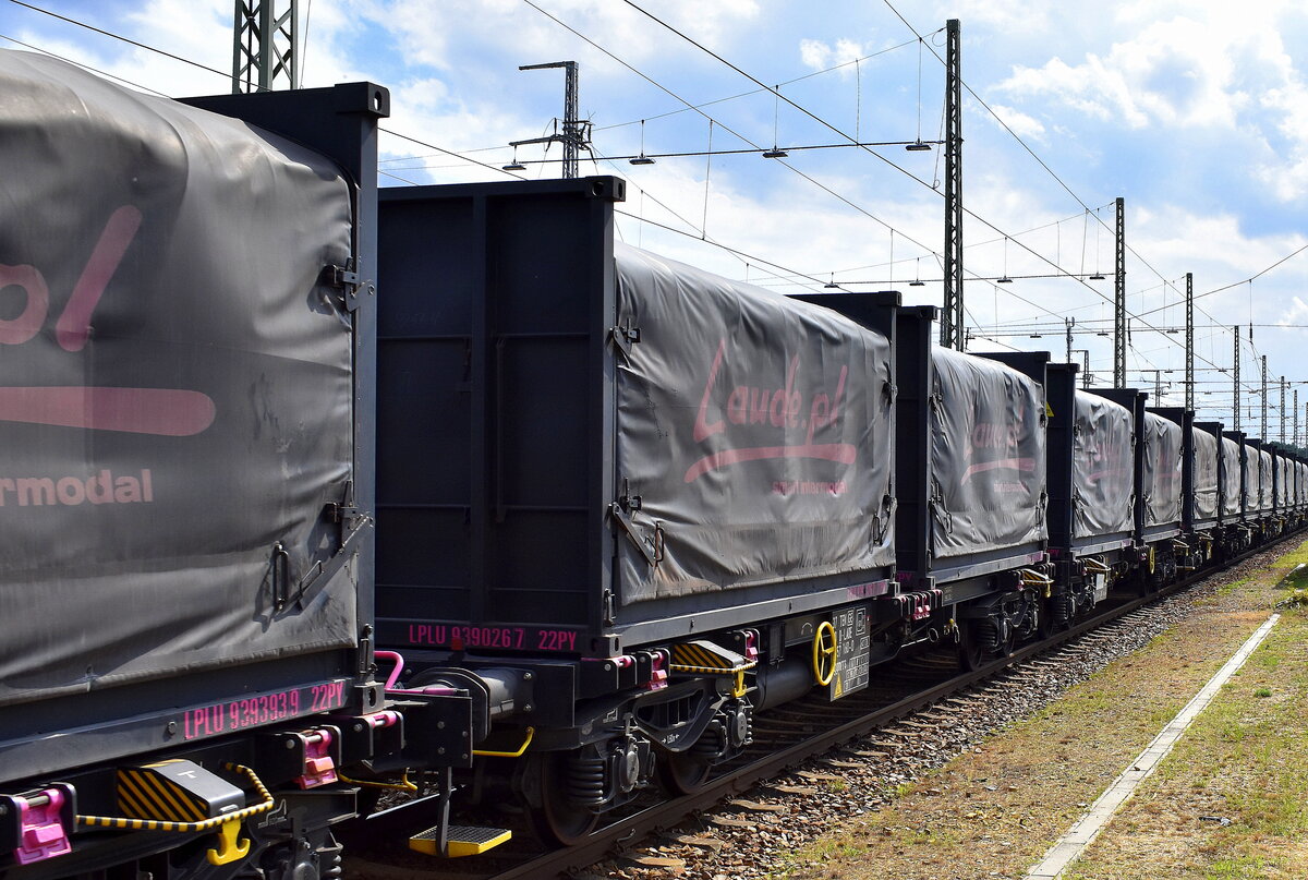 Containertragwagen von der deutschen Tochterges.Laude Assets GmbH (siehe polnische LAUDE SMART INTERMODAL S.A.) mit der Nr. 37 TEN 80 D-LADE 4?57 160-0 Sggmrss beladen mit firmeneigenen Wechselbehältern mit Planeabdeckung (Coiltransporte??) in einem Ganzzug am 30.07.25 Höhe Bahnhof Ruhland.