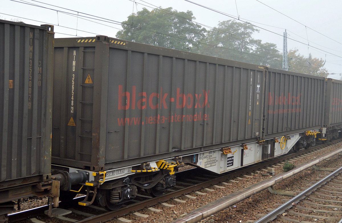 Containertragwagen vom Einsteller Ahaus Alstätter Eisenbahn Cargo AG mit der Nr. 33 RIV 68 D-AAEC 4558 094-1 Sgns 11 mit zwei black-boxX Containern der Fa. neska der Fa.ThyssenKrupp (Gießerei-Koks) am 19.10.17 Berlin-Köpenick. 