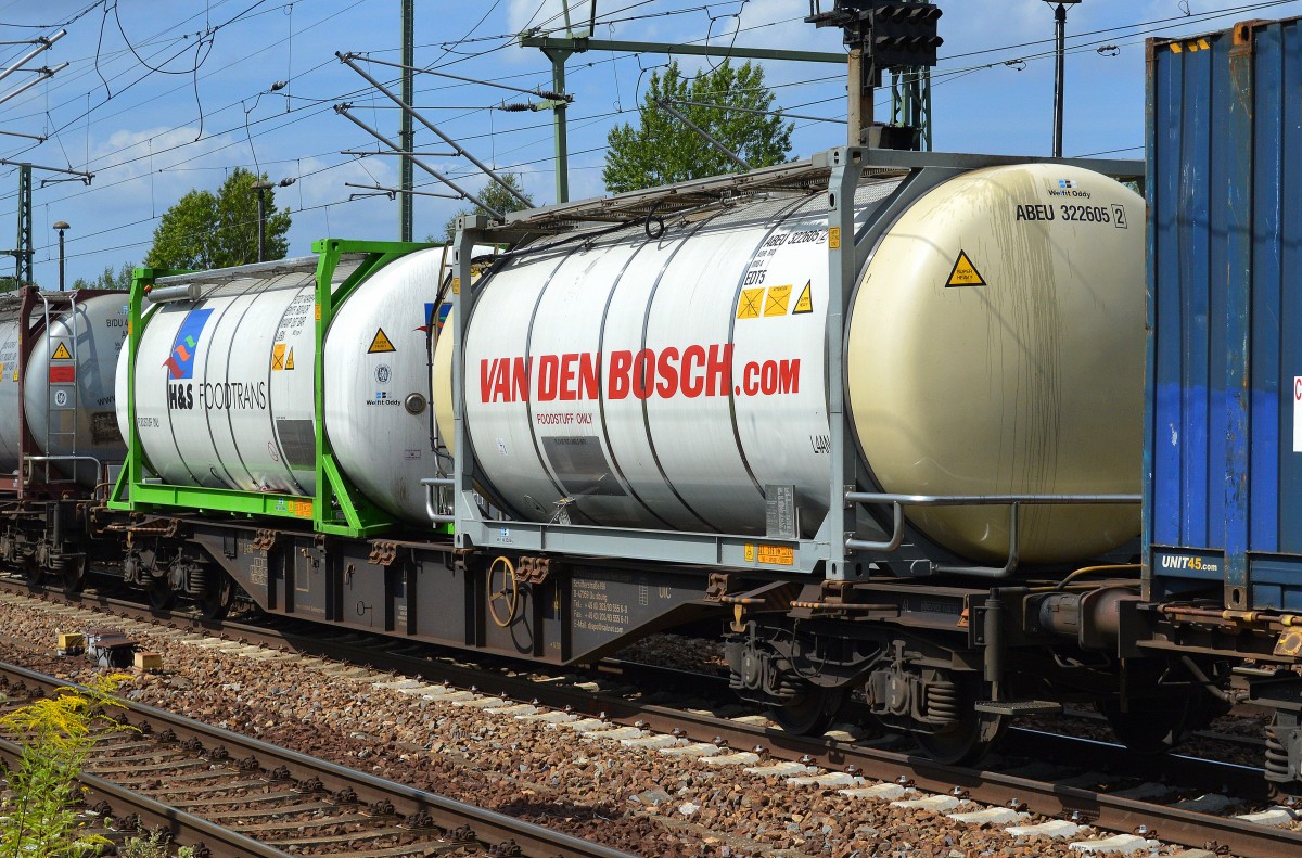 Containertragwagen vom Einsteller ERR - European Rail Rent GmbH mit der nr. 33 RIV 80 D-ERR 4552 214-5 Sgnss 60 beladen mit zwei Kesselcontainern am 01.08.14 Bhf. Flughafen Berlin-Sch�nefeld.