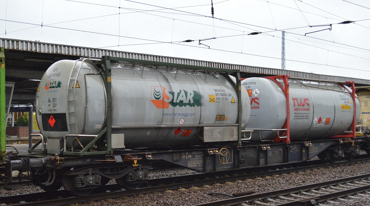 Containertragwagen vom Einsteller ERR mit der Nr. 33 RIV 80 D-ERR 4552 210-3 Sgnss 60 Heimatbahnhof Duisburg-Hafen beladen mit zwei Kesselcontainern am 22.10.14 Bhf. Flughafen Berlin-Schönefeld.