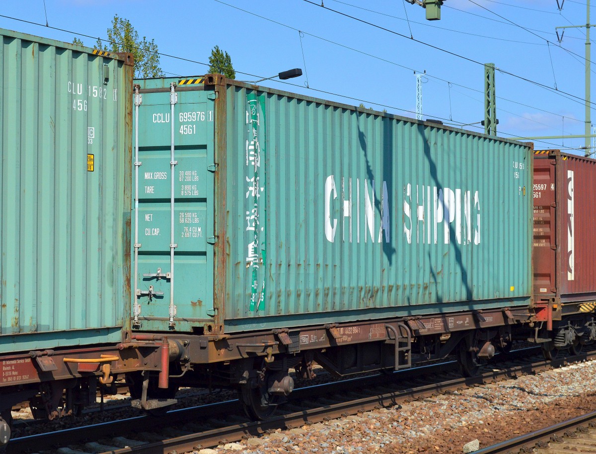 Containertragwagen mit der Nr. 25 RIV 80 D-BTSK 4432 964-1 Lgns 581 beladen mit einem CHINA SHIPPING Container am 03.09.14 Bhf. Flughafen Berlin-Sch�nefeld.