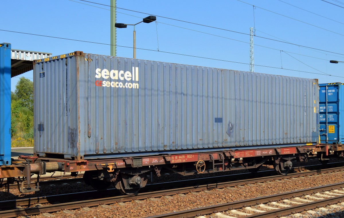 Containertragwagen mit der Nr. 25 RIV 80 D-BTSK 4426 802-1 Lgs 580 beladen mit secell (seaco.com) Container am 04.09.14 Bhf. Flughafen Berlin-Sch�nefeld.