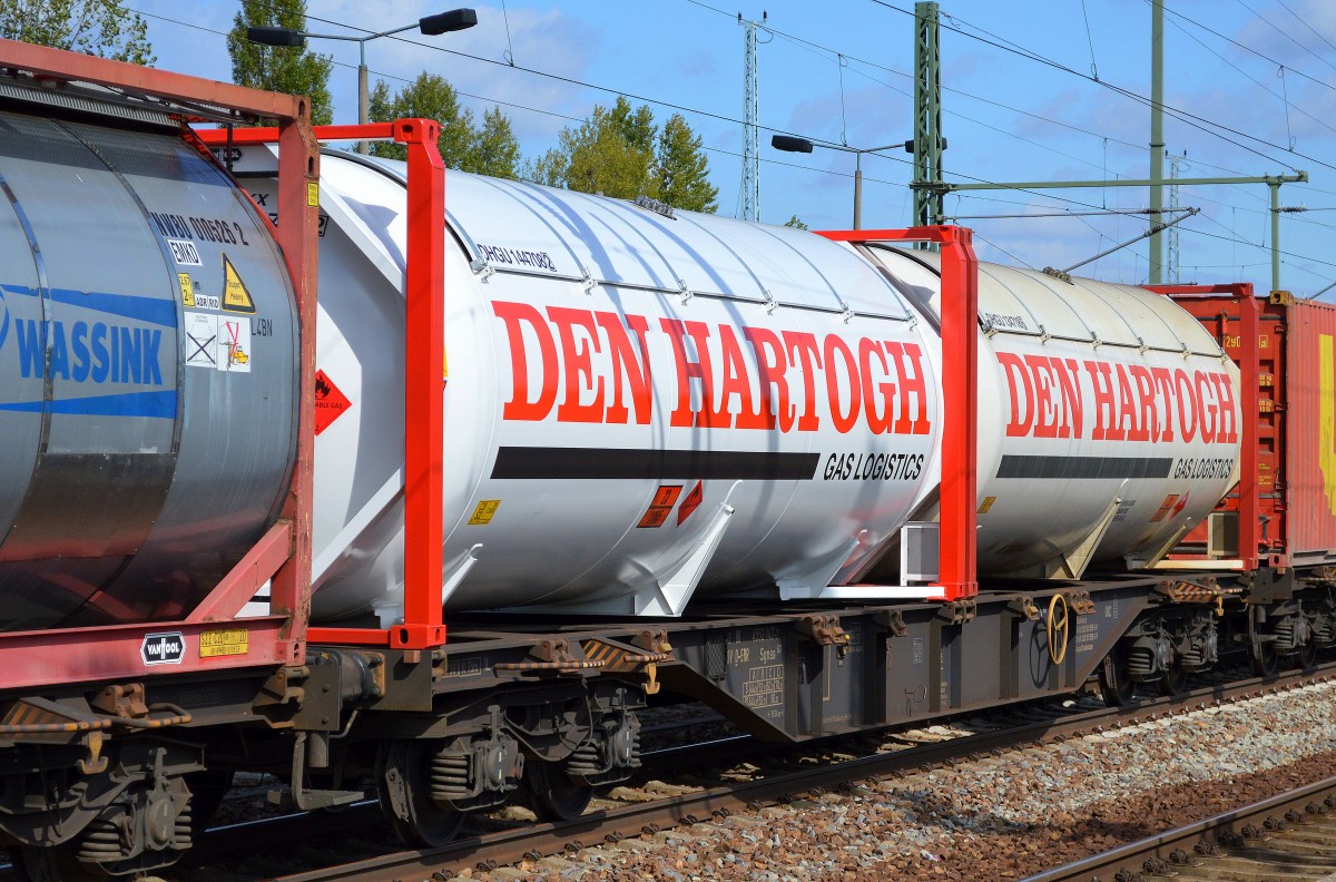 Containertragwagen mit der Nr. 33 RIV 80 D-ERR 4552 147-7 Sgnss 60 beladen mit zwei Gasdruckkesselwagen vom niederl�ndischen Logistiker DEN HARTOGH lt. UN-Nr. 23/1965 f�r den Transport von Propangas am 09.09.14 Durchfahrt Bhf. Flughafen Berlin-Sch�nefeld.