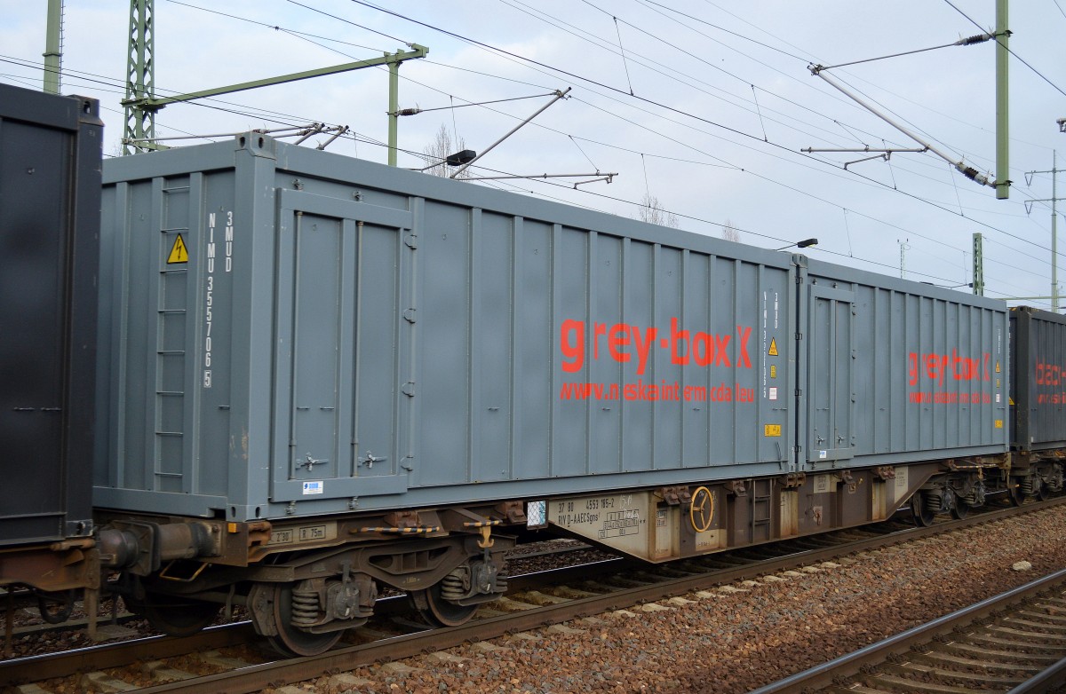Containertragwagen mit der Nr. 37 RIV 80 D-AAEC 4553 185-2 Sgns7 beladen mit zwei grey-boxX Spezialcontainern am 27.11.15 Bhf. Flughafen Berlin-Schönefeld.