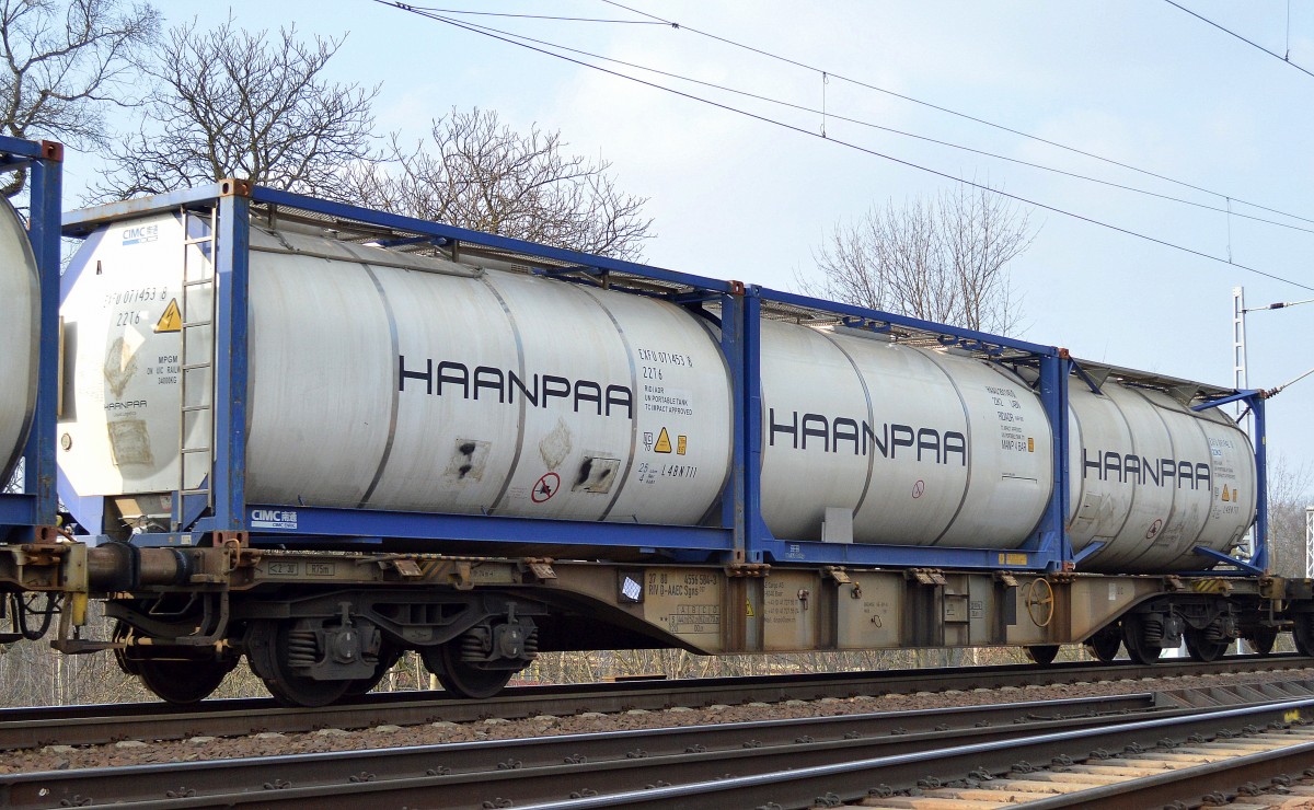 Containertragwagen mit der Nr. 37 RIV 80 D-AAEC 4556 584-3 Sgns 107 mit drei HAANPAA Tank Containern (Finnland) am 09.03.16 Berlin-Wuhlheide.