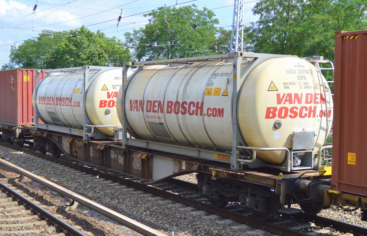 Containertragwagen mit der Nr.37 RIV 80 D-AAEC 4557 039-7 Sgns 107 beladen mit zwei VAN DEN BOSCH Tankcontainern am 24.07.15 Berlin-Hirschgarten. 