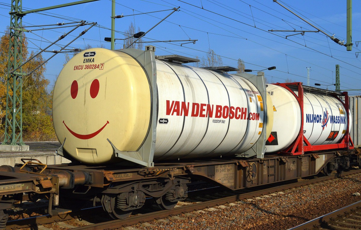 Containertragwagen mit zwei Kesselcontainern mit der Nr. 37 RIV 80 D-AAEC 4557 037-1 Sgns 107 am 31.10.15 Bhf. Flughafen Berlin-Schönefeld.