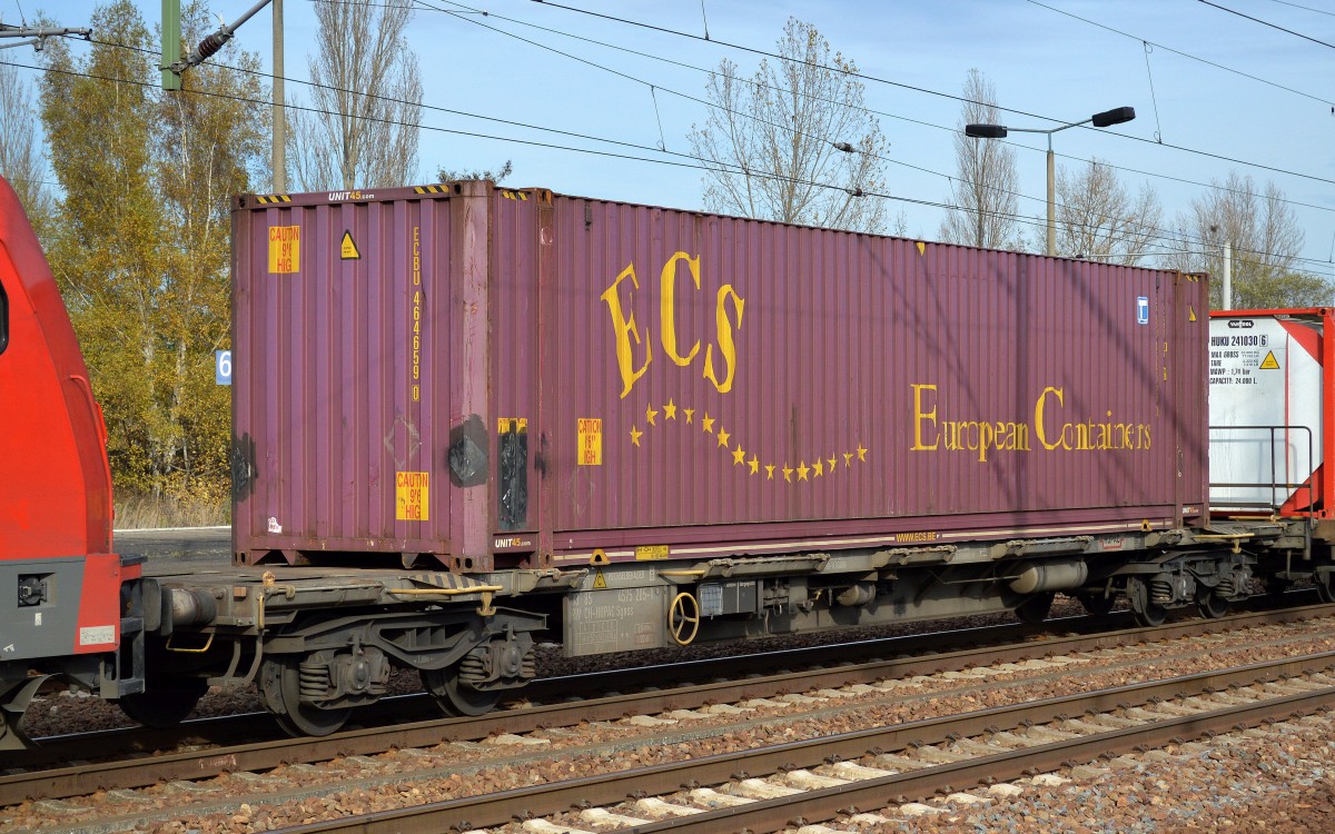 Containertragwagen (Wechselbehälter) vom schweizer Einsteller HUPAC mit der Nr. 33 RIV 85 CH-HUPAC 4575 205-1 Sgnss mit ECS Container beladen am 03.11.14 Bhf. Flughafen Berlin-Schönefeld.