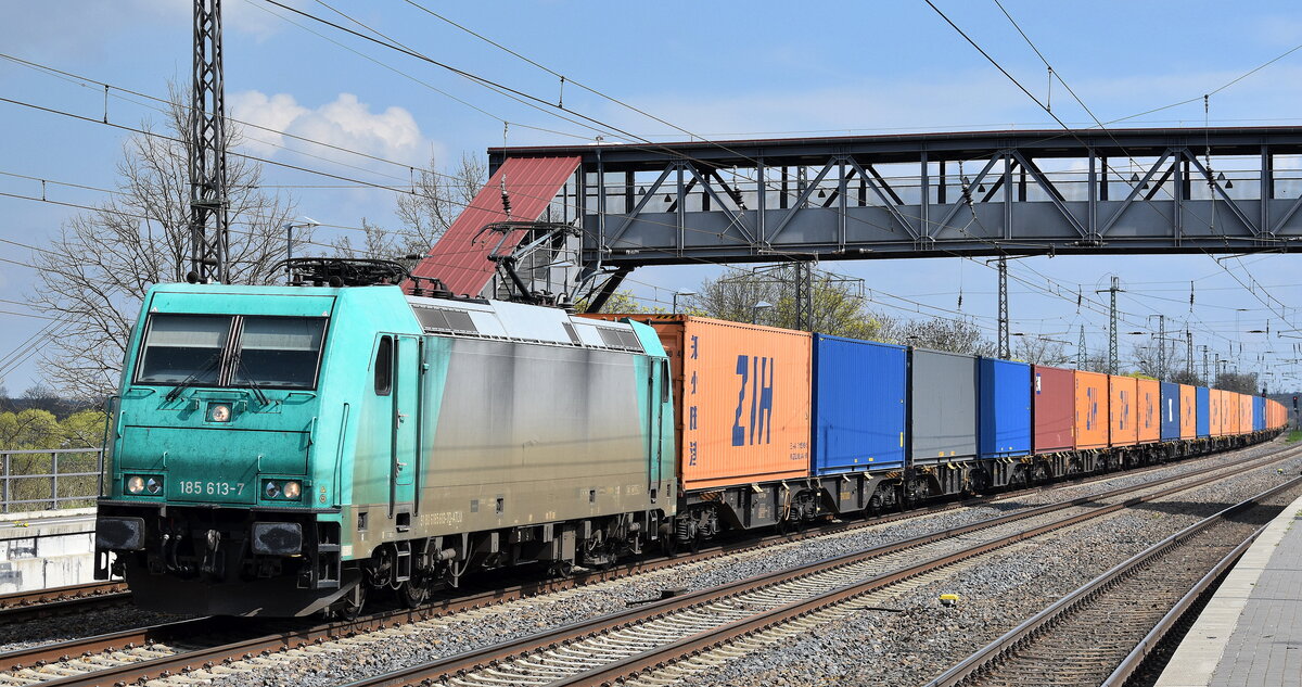 Crossrail AG, Muttenz [CH] mit der geleasten ATLU Lok  185 613-7  [NVR-Nummer: 91 80 6185 613-7 D-ATLU] und einem Containerzug am 14.04.25 Höhe Bahnhof Saarmund.
