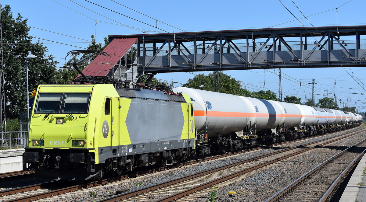 Crossrail Benelux N.V., Antwerpen [B] mit der geleasten niederländischen ATLU Lok  E 186 111  [NVR-Nummer: 91 84 1186 111-8 NL-ATLU] und einem Ganzzug Druckgaskesselwagen (für Kohlenwasserstoffgas) am 12.08.25 Höhe Bahnhof Saarmund.