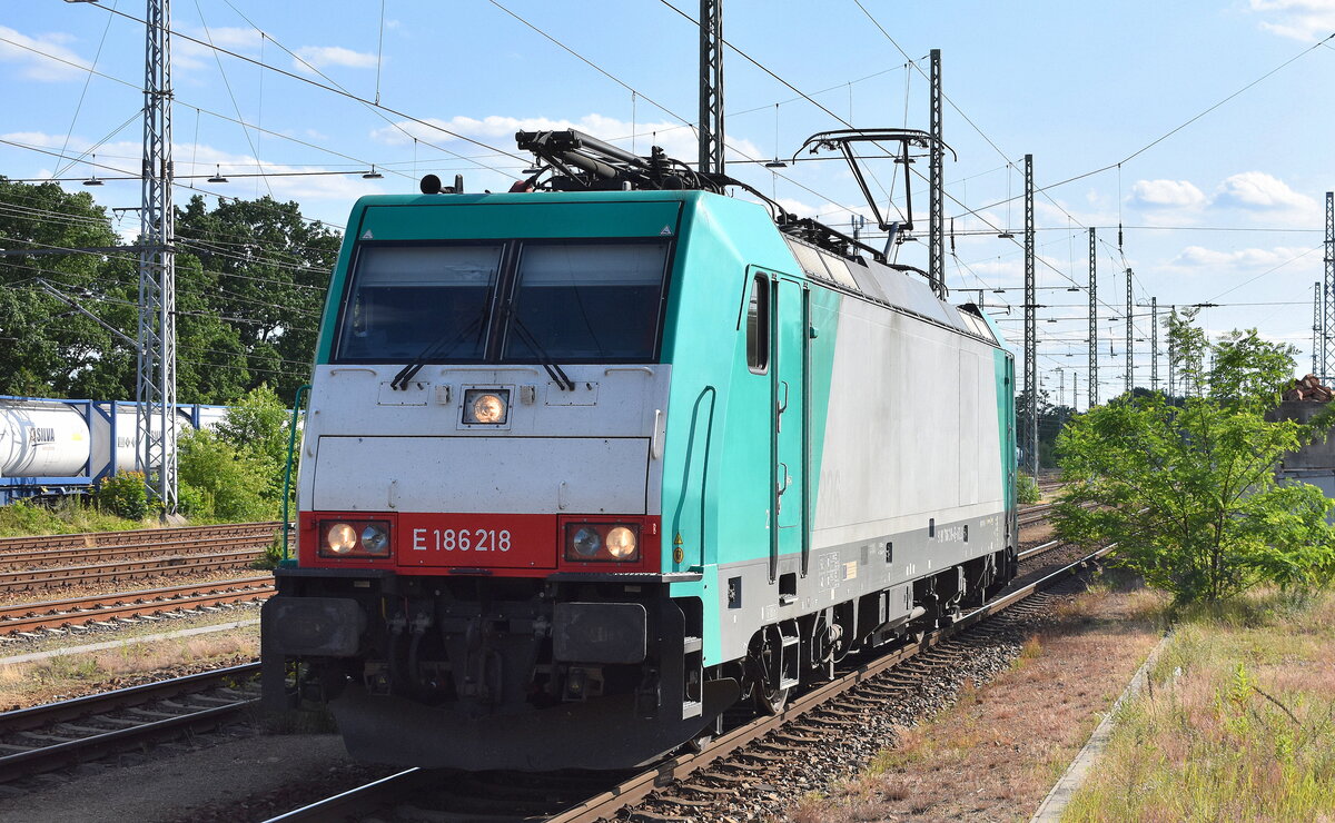 Crossrail Benelux N.V., Antwerpen-Borgerhout [B] mit der geleasten belgischen ATLU Lok  E 186 218  [NVR-Nummer: 91 88 7186 218-4 B-ATLU] am 19.06.25 Höhe Bahnhof Ruhland.