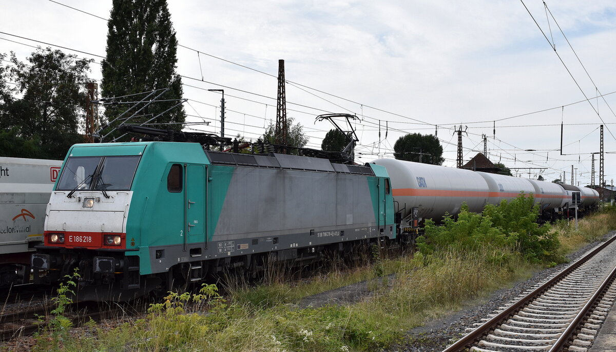 Crossrail Benelux N.V., Antwerpen-Borgerhout [B] mit der geleasten belgischen ATLU Lok  E 186 218  [NVR-Nummer: 91 88 7186 218-4 B-ATLU] und einem Ganzzug Druckgaskesselwagen (für Propangas) am 08.08.25 Höhe Bahnhof Frankfurt/Oder. 
