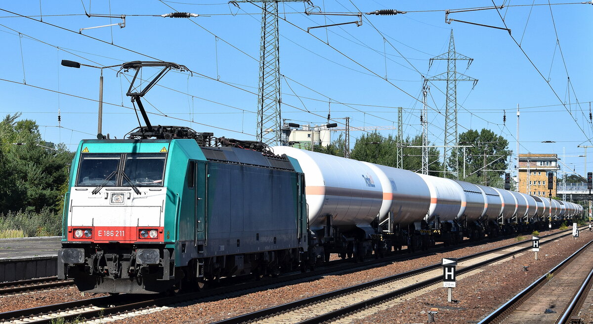 Crossrail Benelux N.V., Antwerpen-Borgerhout [B]  mit der geleasten belgischen ATLU Lok  E 186 211  [NVR-Nummer: 91 88 7186 211-9 B-ATLU] und einem Ganzzug Druckgaskesselwagen (für Propangas) am 19.08.25 Höhe Bahnhof Schönefeld. b. Berlin.