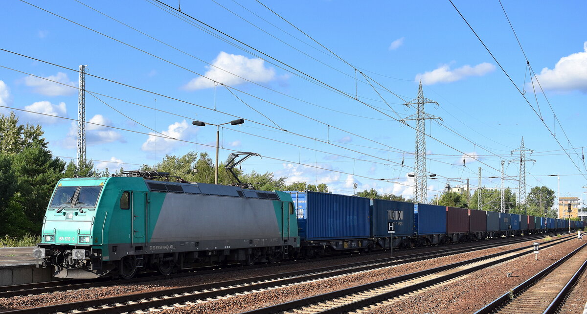 Crossrail Benelux N.V., Antwerpen mit der geleasten ATLU Lok  185 616-0  [NVR-Nummer: 91 80 6185 616-0 D-ATLU] und einem Containerzug am 04.08.25 Durchfahrt Bahnhof Schönefeld bei Berlin.
