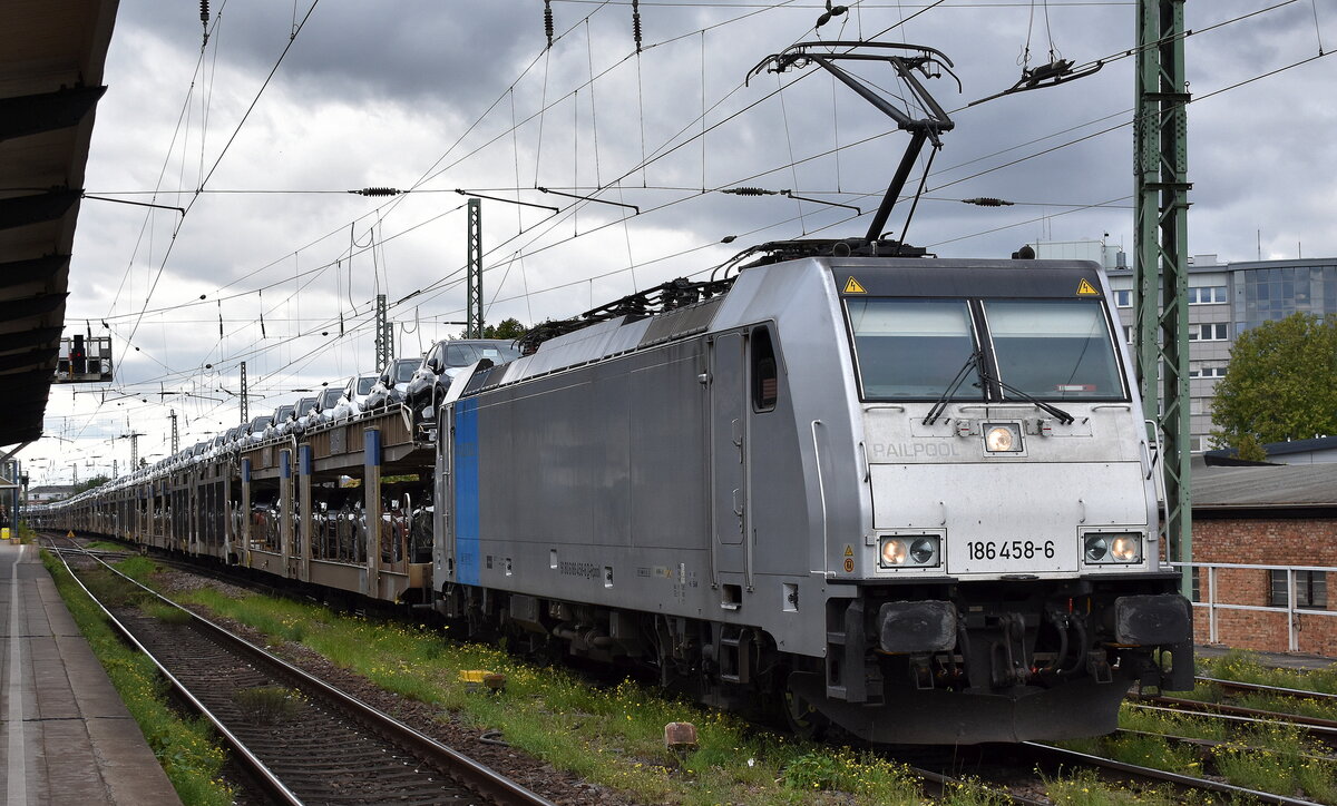 Crossrail Benelux N.V., Boom [B] mit der geleasten Railpool Lok  186 458-6  [NVR-Nummer: 91 80 6186 458-6 D-Rpool] und einem PKW-Transportzug (fabrikneue Toyota + Lexus Modelle) am 11.09.25 Höhe Bahnhof Magdeburg-Neustadt.