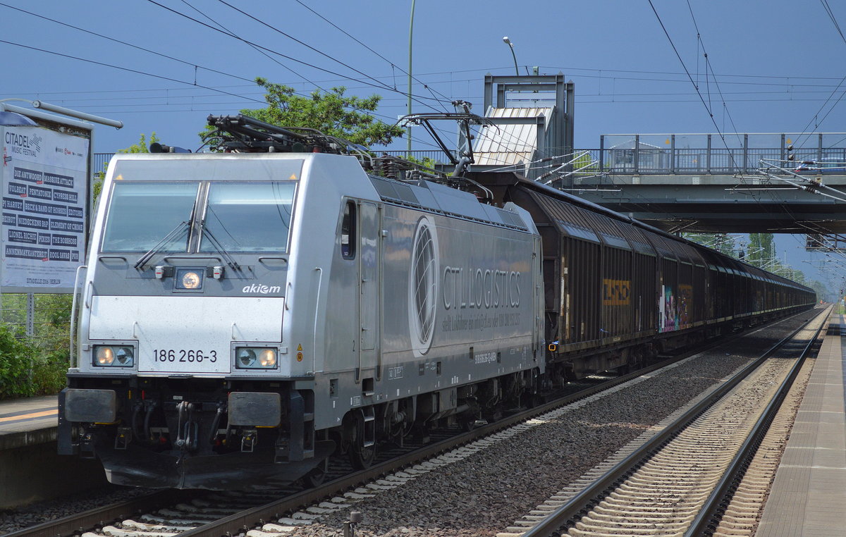 CTL 186 266-3 mit dem Kartonagen-Transportzug am 30.05.16 Berlin Hohenschönhausen.