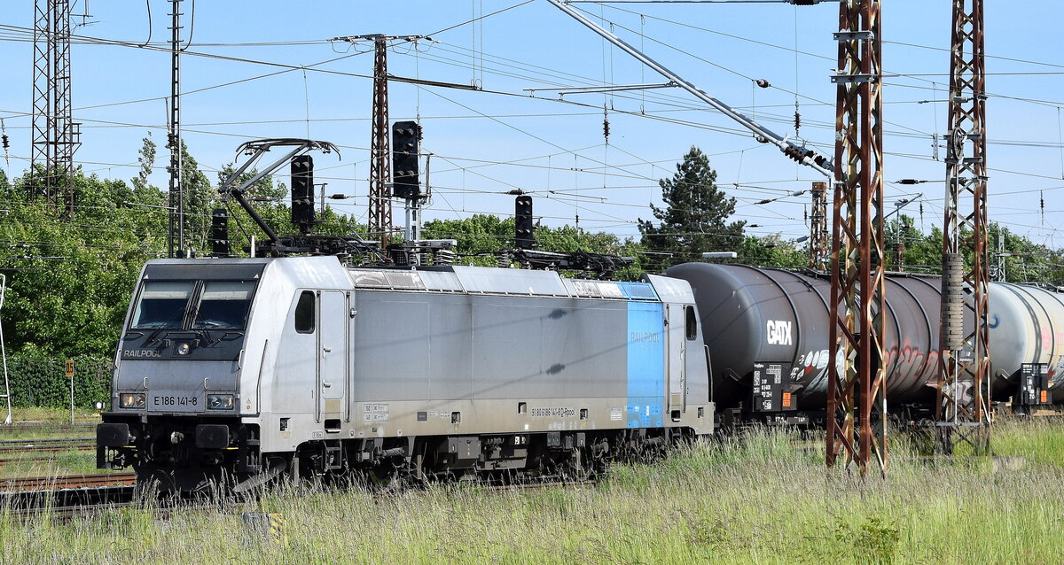 CTL Logistics GmbH, Berlin [D] mit der geleasten Railpool Lok  E 186 141-8  [NVR-Nummer: 91 80 6186 141-8 D-Rpool] und einem Kesselwagenzug für Dieselkraftstoff am 21.05.25 Höhe Bahnhof Frankfurt (oder).