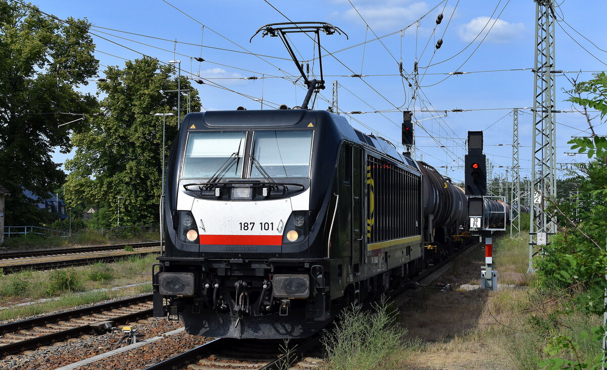CTL Logistics GmbH, Berlin [D] mit der geleasten BRCE Lok  187 101  [NVR-Nummer: 91 80 6187 101-1 D-DISPO] und einem Kesselwagenzug für Dieselkraftstoff am 17.06.25 Durchfahrt Bahnhof Ruhland.