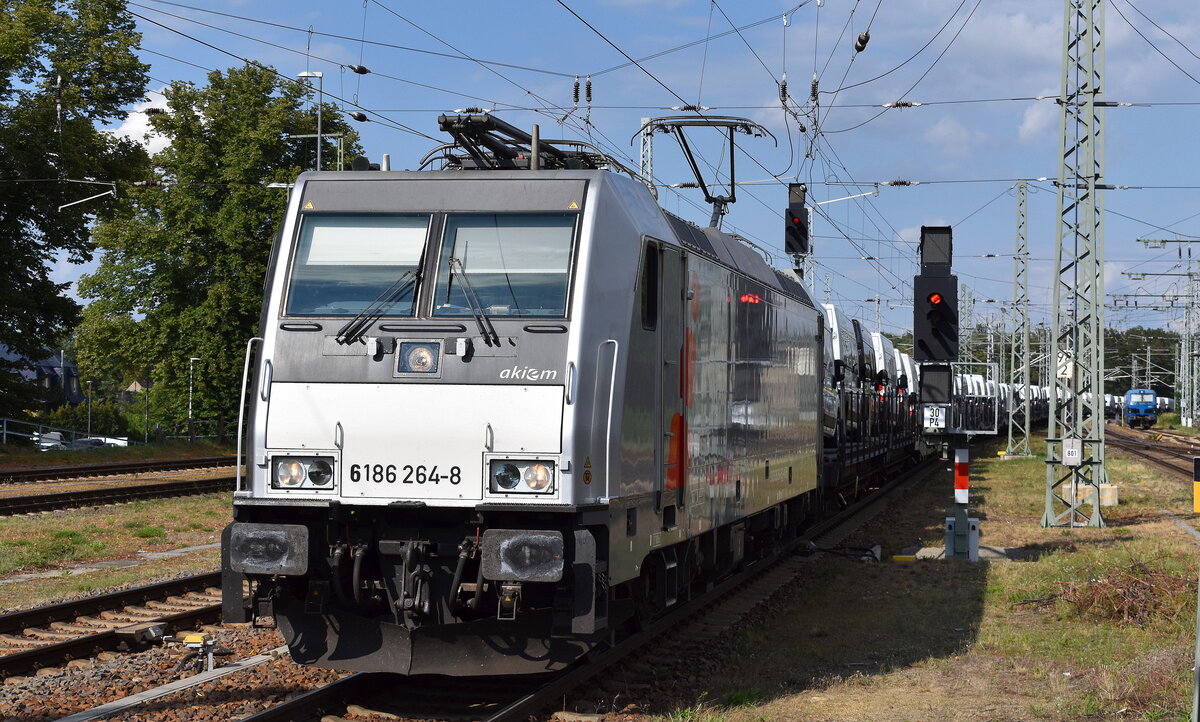CTL Logistics GmbH, Berlin [D] mit der geleasten Akiem Lok   6186 264-8  [NVR-Nummr: 91 80 6186 264-8 D-AKIEM] und einem Nutzfahteug-transportzug (fabrikneue Citroen- u FIAT Transporter) am 30.07.25 Durchfahrt Bahnhof Ruhland.