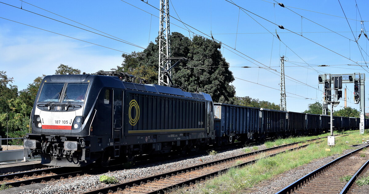 CTL Logistics GmbH, Berlin [D] mit der geleasten BRECE Dispo Lok  187 105  [NVR-Nummer: 91 80 6187 105-2 D-DISPO] und einem Ganzzug firmeneigner Drehgestell-Hochbordwagen aus Polen am 11.08.25 Höhe Bahnhof Magdeburg-Neustadt.