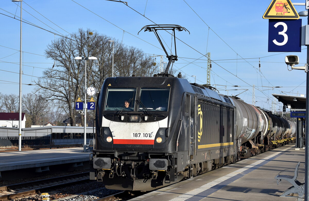 CTL Logistics GmbH, Berlin [D] mit der geleasten BRCE Dispo Lok  187 101  [NVR-Nummer: 91 80 6187 101-1 D-DISPO] und einem Kesselwagenzug am 16.12.25 Durchfahrt Bahnhof Ruhland.
