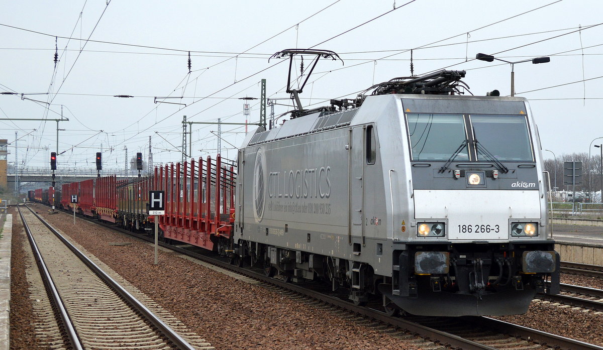 CTL mit 186 266-3 mit einem Leerzug Rungenwagen am 12.04.16 Durchfahrt Bhf. Flughafen Berlin-Schönefeld. Viele Grüße an den Tf.