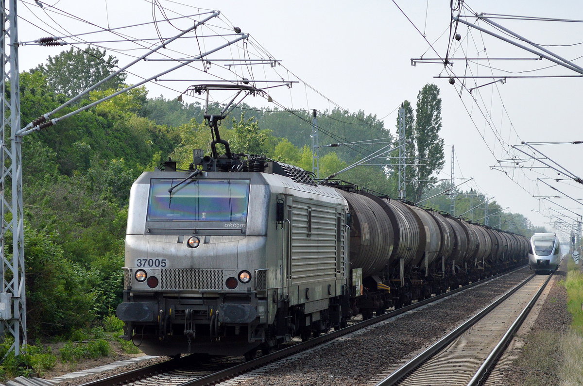 CTL mit 37005 (91 87 0037 005-2 F-AKIEM) und Kesselwagenzug am 24.05.16 Berlin-Hohenschönhausen.
