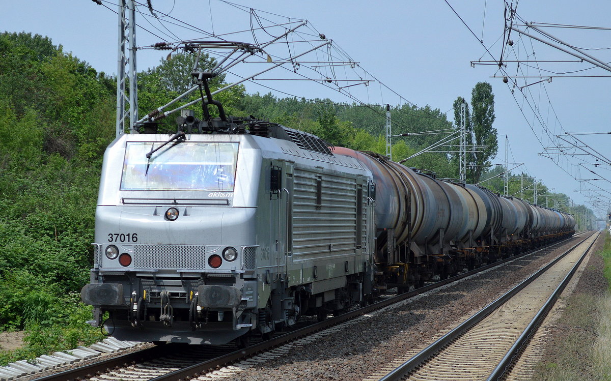 CTL mit Akiem Lok 37016 und einem Kesselwagenzug (Xylole) am 27.05.16 Berlin Hohenschönhausen.