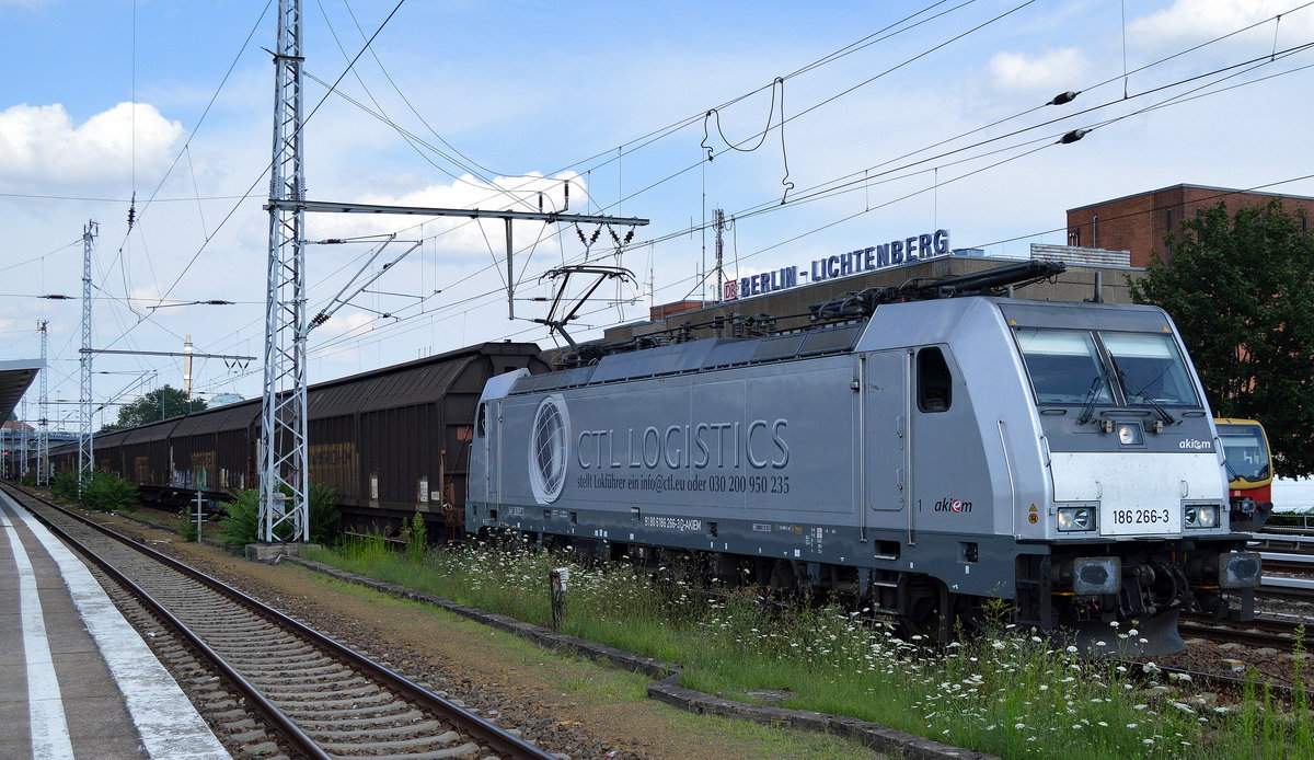 CTL mit der akiem-Mietlok 186 266-3 und Ganzzug SChiebewandwagen am 19.07.17 Nf. Berlin-Lichtenberg.