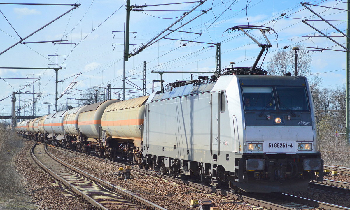 CTL mit akiem Mietlok 186 261-4 (NVR-Number: 91 80 6186 261-4 D-AKIEM, Bombardier bj.2014]  und Ganzzug Gasdruckkesselwagen (Ammoniak) am 22.03.17 Bf. Flughafen Berlin-Schönefeld