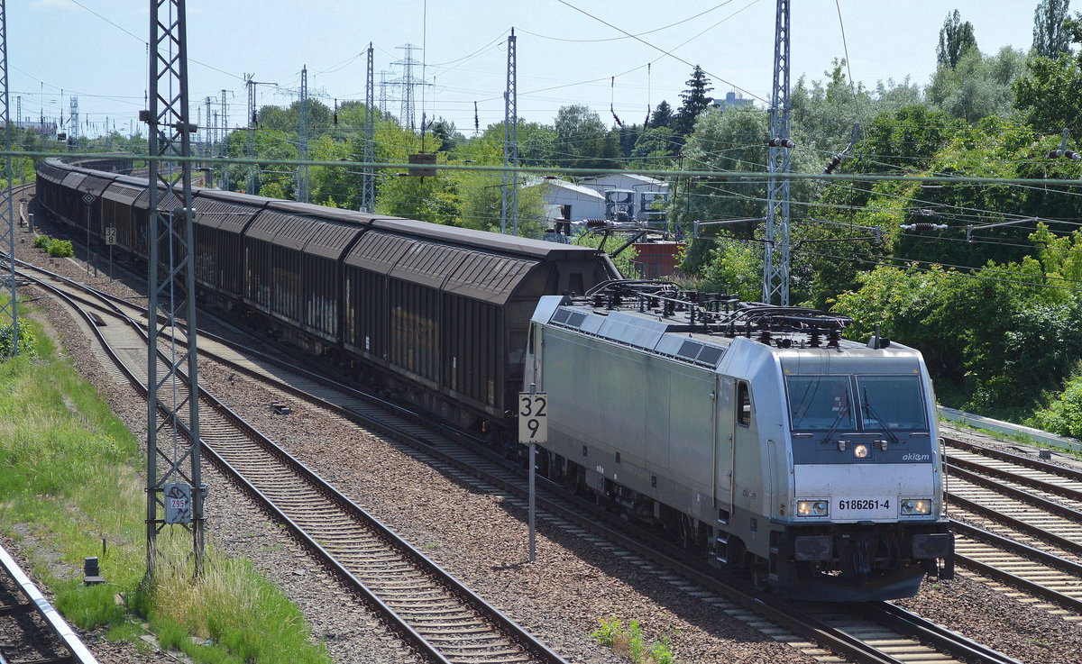 CTL mit akiem Mietlok 186 261-4 und Ganzzug Schiebewandwagen am 15.06.17 Berlin-Springpfuhl.  