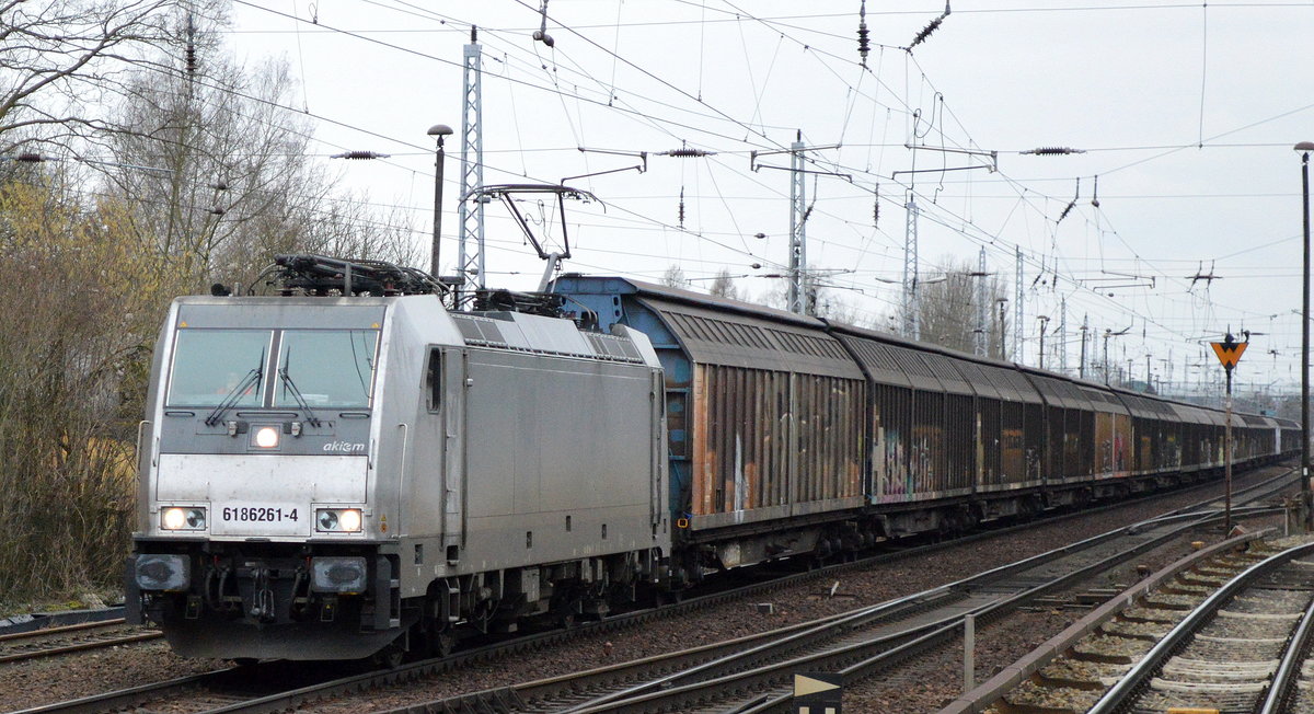 CTL mit der akiem Mietlok 186 261-4 und Ganzzug Schiebewandwagwn am 29.01.18 Richtung Frankfurt/Oder in Berlin-Hirschgarten.