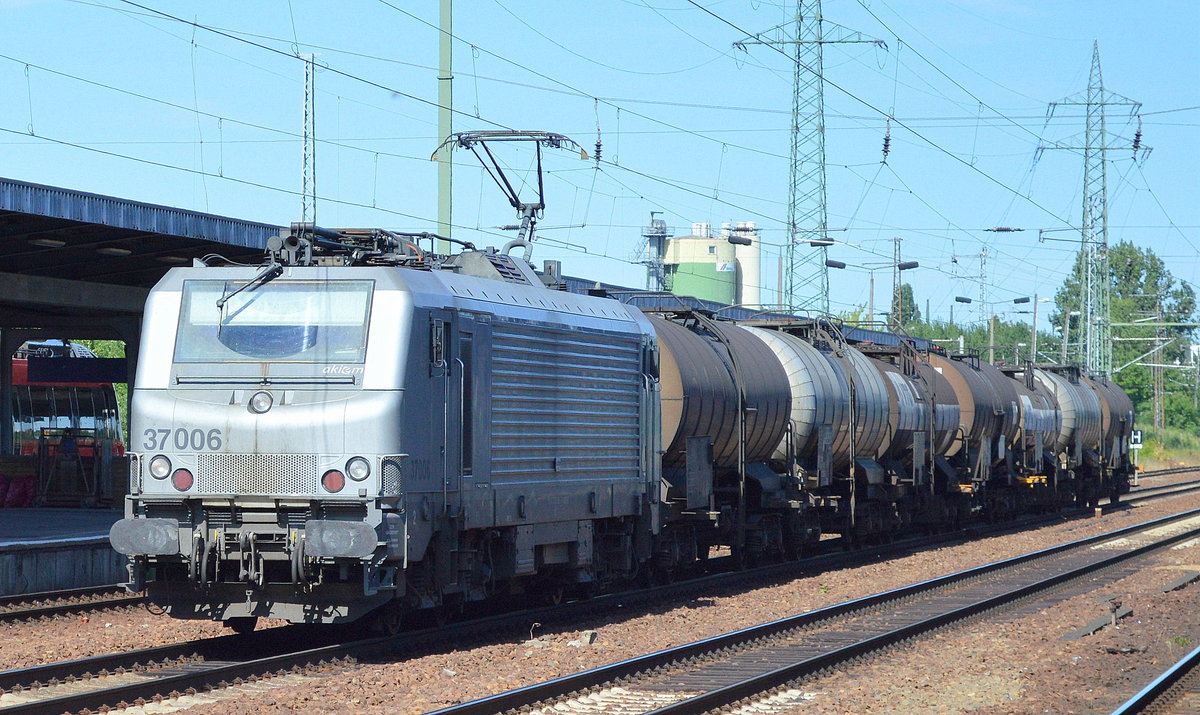 CTL mit akiem Mietlok 37006 und einem ungewöhnlich kurzen Kesselwagenzug für geschmolzenes Schwefel als Transportgut am 22.07.16 Bf. Flughafen Berlin-Schönefeld.