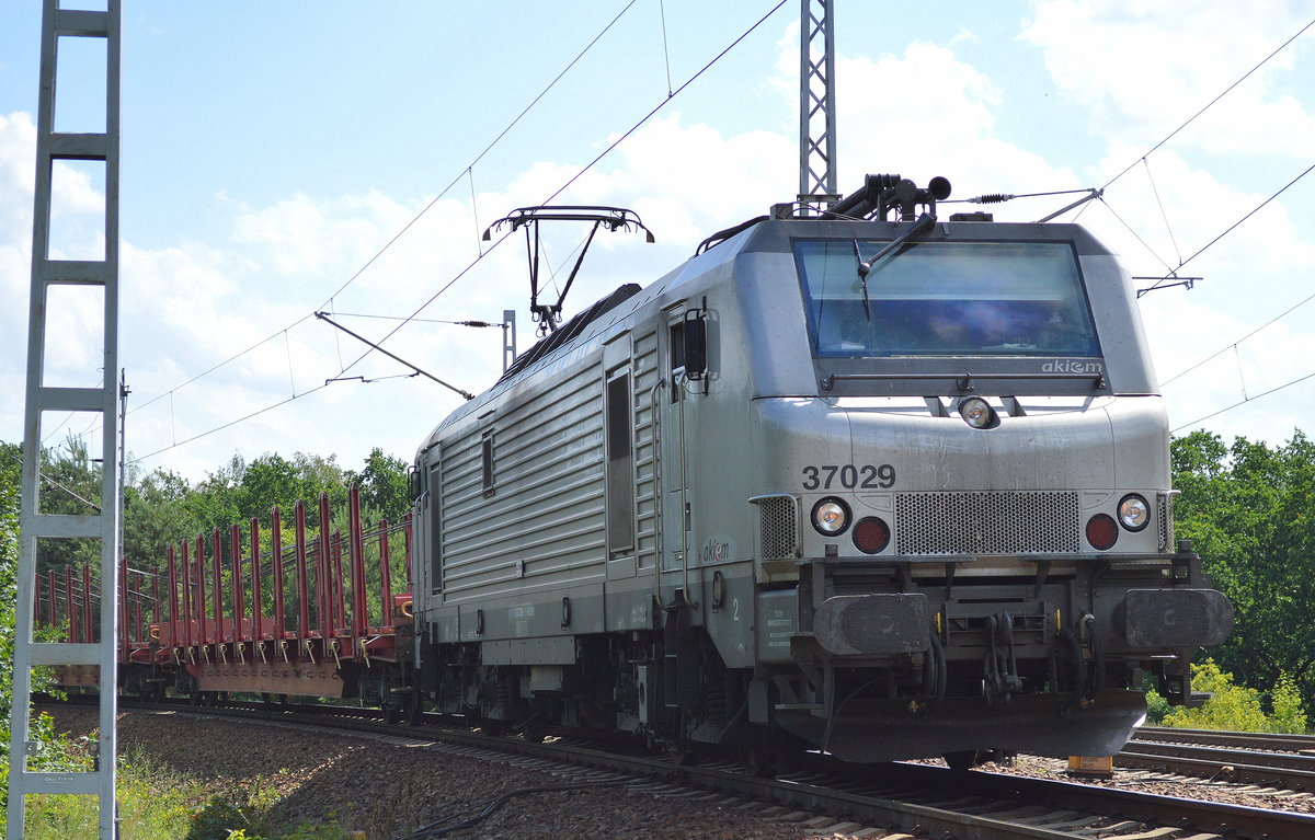 CTL mit akiem Mietlok 37029 und einem Leerzug mit Drehgestell-Rungenwagen am 28.06.16 Berlin Wuhlheide.