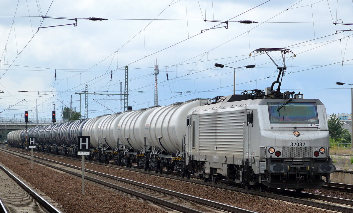 CTL mit akiem Mietlok 37032 und einem Kesselwagenzug am 02.08.16 Bf. Flughafen Berlin-Schönefeld. 
