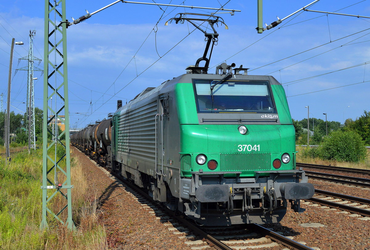 CTL mit der akiem Mietlok 37041 (91 87 0037 041-7 F-AKIEM) und einem Kesselwagenzug (geschmolzenes Schwefel) bei der Durchfahrt Bf. Flughafen Berlin-Schönefeld.