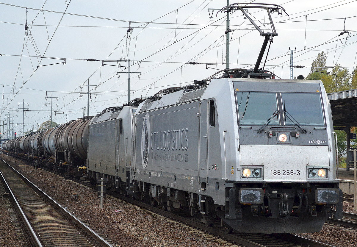 CTL mit den akiem Mietloks 186 266-3 mit 186 263-0 am Haken + Kesselwagenzug am 25.09.17 Bf. Flughafen Berlin-Schönefeld.