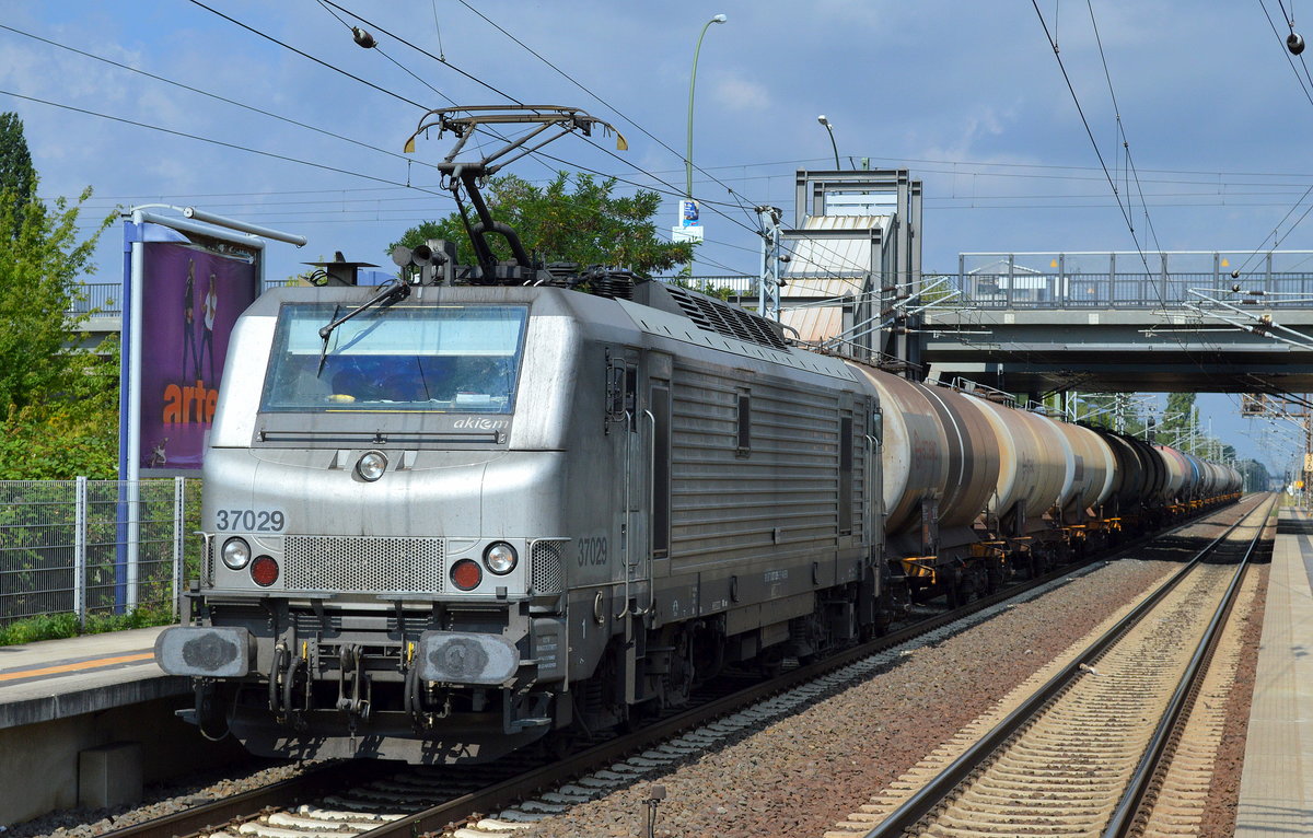 CTL mit akim Lok 37029 und einem Kesselwagenzug (Xylole) am 13.08.16 Bf. Berlin-Hohenschönhausen. 