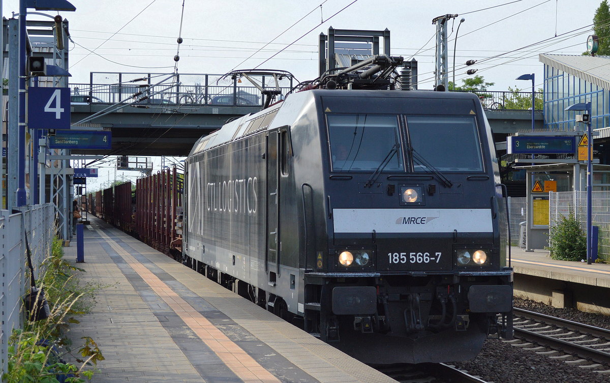 CTL mit der MRCE 185 566-7 und einem Ganzzug Drehgestell-Flachwagen mit riesigen Stahlbrammen beladen am 15.06.17 Durchfahrt Bf. Berlin-Hohenschönhausen.