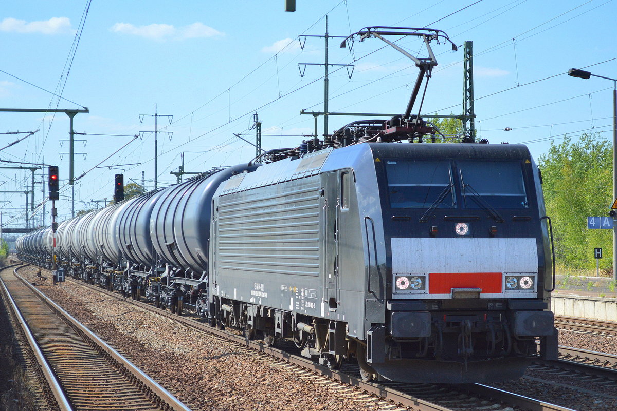 CTL nochmal mit der unbeschrifteten Frontseite der MRCE Lok 189 802-2 und einem Kesselwagenzug am 15.09.16 Bf. Flughafen Berlin-Schönefeld.