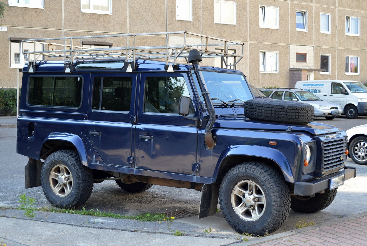 Da bekommt man Lust sorfort zu einer Safari aufzubrechen, ein vollständig geländegängiger Land Rover Defender mit hochgesetzdem Auspuff am 04.09.14 Berlin-Pankow.