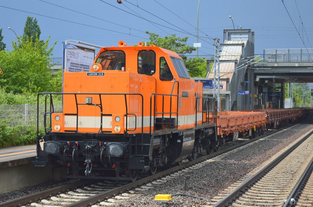 Da glänzt sie noch wie neu, die LOCON 215 (214 005-1) hat vom rotem Lack zu den LOCON Firmenfarben gewechselt, hier mit einigen Drehgestell-Flachwagen am 30.05.16 Berlin-Hohenschönhausen.