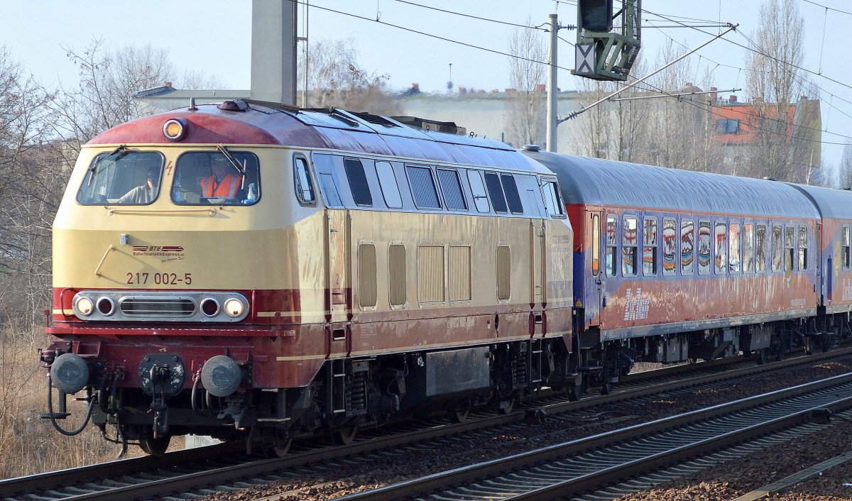 Da ich diese Lok gerade auch in dieser Farbgebung so sch�n finde (erinnert mich an meine Jugendzeit) , noch mal von Nahem die BTE 217 002-5 (92 80 1217 002-5 D-BTEX, Krupp Bj.1964) mit Sonderzug am 09.03.15 Berlin-Pankow.