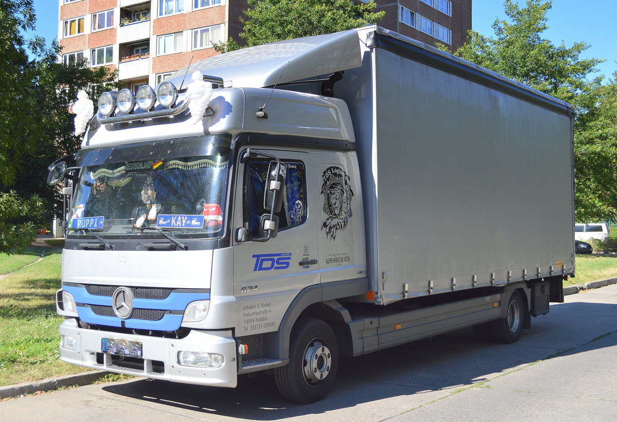 Da ist jemand aber gewaltig neidisch auf die großen leistungsstarken Zugmaschinen und Trucks, hier hat einer seinen MB ATEGO 824 (TDS LOGISTICS) ordentlich aufgemotzt um wie ein großer Transporter zu wirken, bei meinen Kindern hats gewirkt, 31.08.16 Berlin Marzahn.