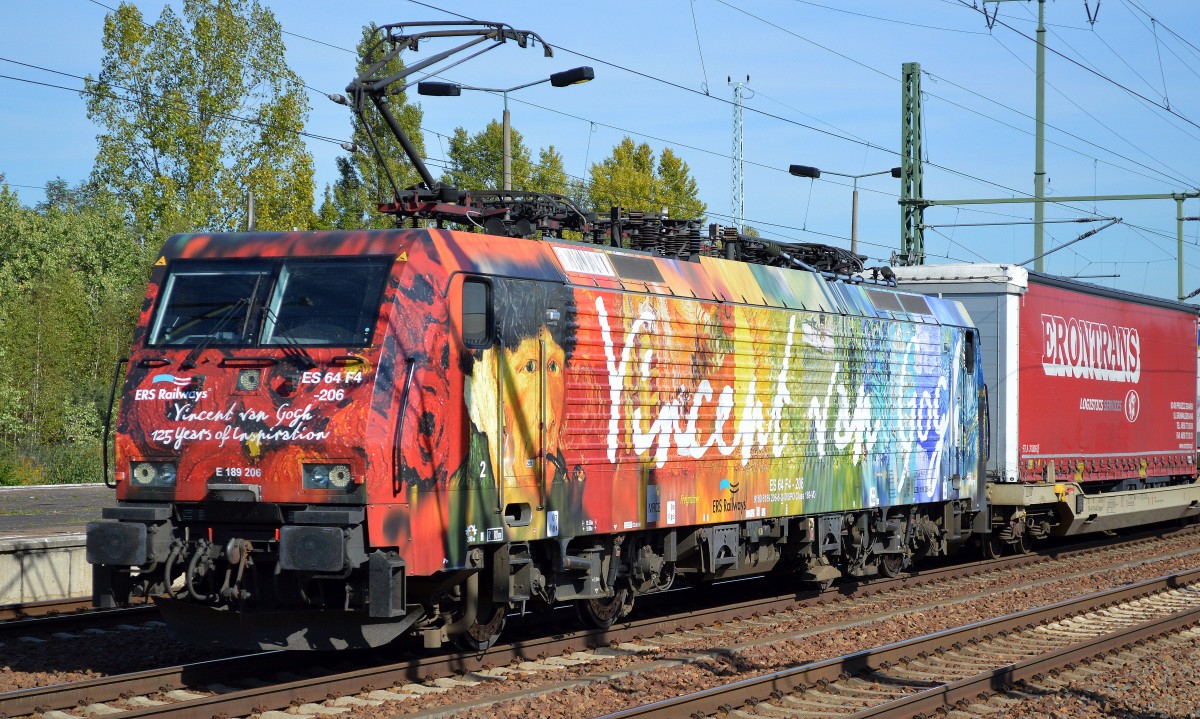 Da ist man einfach nur begeistert, wenn man derartig farbig den gesamten Güterbahnverkehr gestalten würde wäre unser Hobby um ein vielfaches spannender als der Einheitslook vieler Bahngesellschaften, die MRCE Dispolok ES 64 F4-206/E 189-206 von ERSR mit dem Vincent van Gogh Motiv am 02.10.15 mit dem Poznan Shuttle im Bhf. Flughafen Berlin-Schönefeld.