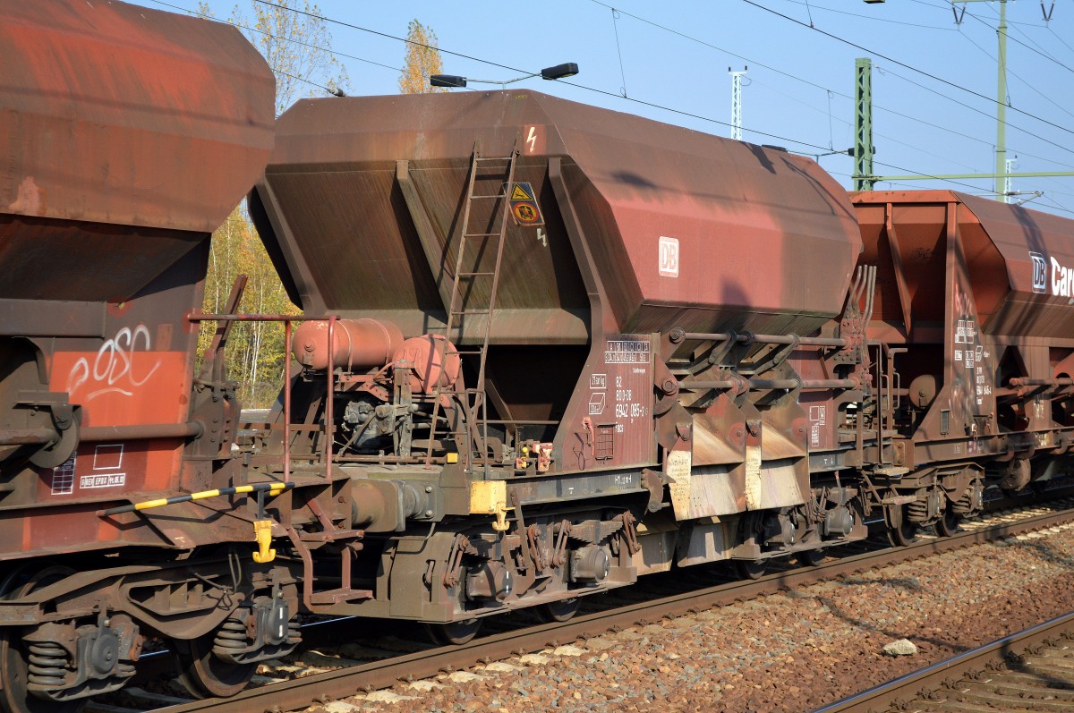 Da rieb ich mal wieder mir die Augen, in einem gemischten Güterzug entdeckte ich diesen rund 50 Jahre alten vierachsigen Schotterwagen der DB mit der Nr. 82 80 D-DB 6942 085-3 Facs 139, lt. Dybas sind immer noch einige davon tatsächlich im regulären Dienst, wobei nur die Drehgestelle und bessere Bremsen in den 80érn eingebaut wurden, 28.10.15 Bhf. Flughafen Berlin-Schönefeld.