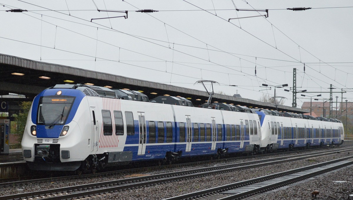 Da schaute ich ungl�ubig und musste erst Mal zu Hause recherchieren, ein Talent 2 Gespann in einer mir v�llig unbekannten Farbgebung bei der Durchfahrt Bhf. Flughafen Berlin-Sch�nefeld. Die Betriebsnummern die ich erkennen konnte beim Triebzug 152 (9480 9 442 152-6 D-NXG) + Triebzug 352 (9480 9 442 352-2 D-NXG) brachte mich auf die richtige Spur. Das sind die Triebz�ge der britischen National Express Group mit dem deutschen Ableger National Express Germany GmbH die vor einem Jahr die Ausschreibung zusammen mit IntEgro gewannen ab Dezember 2015 die westdeutschen Regionalstrecken Rhein-M�nsterland-Express + RB 48 Rhein-Wupper-Bahn zu bedienen. Dazu wurden bei Bombardier 35 drei- u. f�nfteilige Triebz�ge in Auftrag gegegeben, die dann interessanterweise aber in DB Werken gewartet werden sollen. Hier also wohl eine Probe- bzw Testfahrt am 22.10.14 bei Dauerrregen.